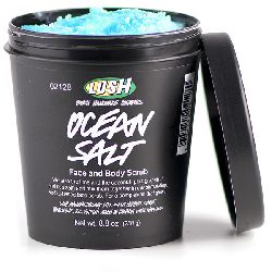 Gommer sa peau pour prolonger son bronzage
